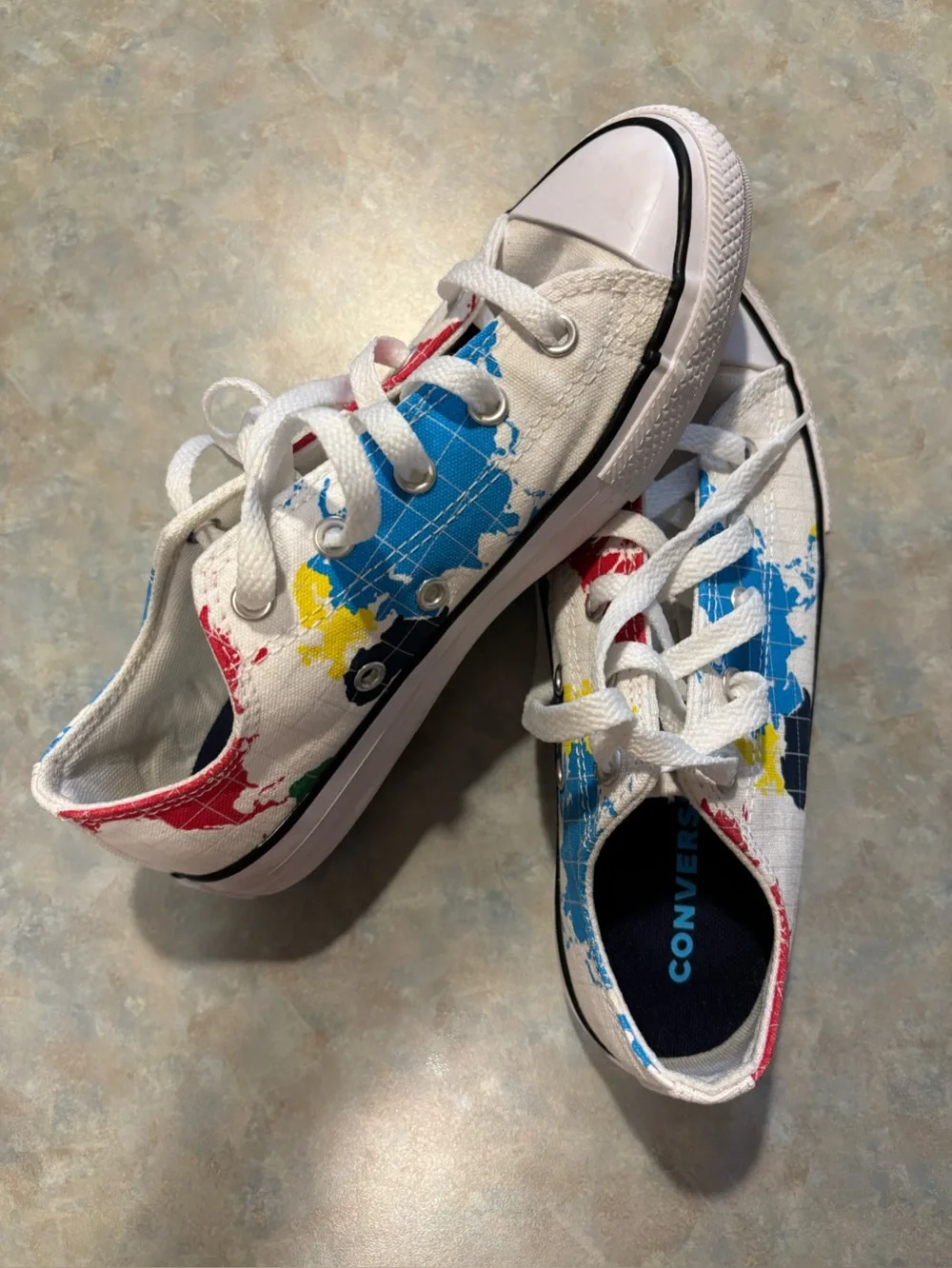 Converse Chuck Taylor All Star World Traveler low-top sneakers, kid size 3.